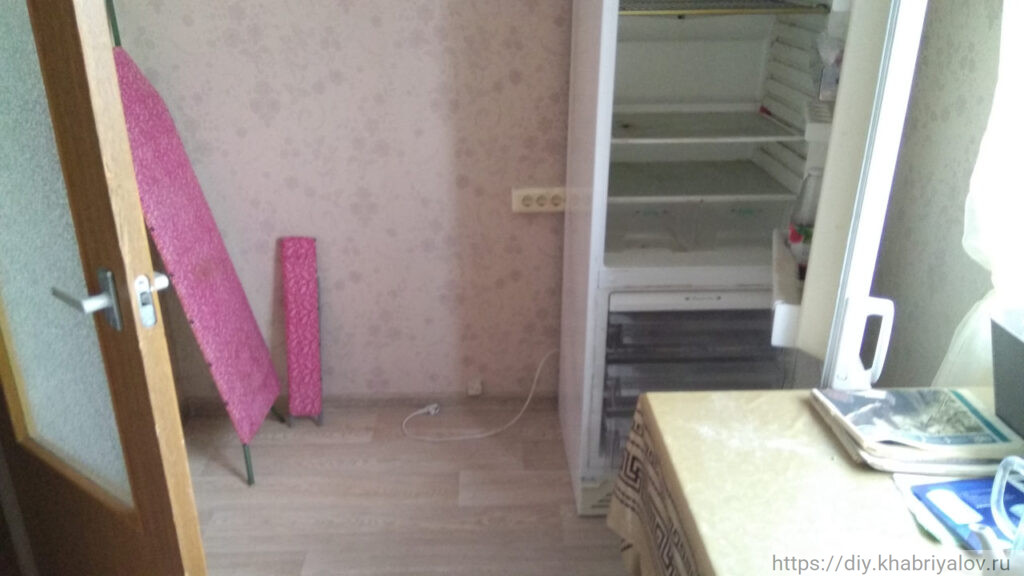 Холодильник и стол на кухне в квартире дома П-44Т