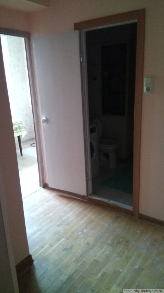 Коридор и двери на кухню и в санузел в квартире дома П-44Т