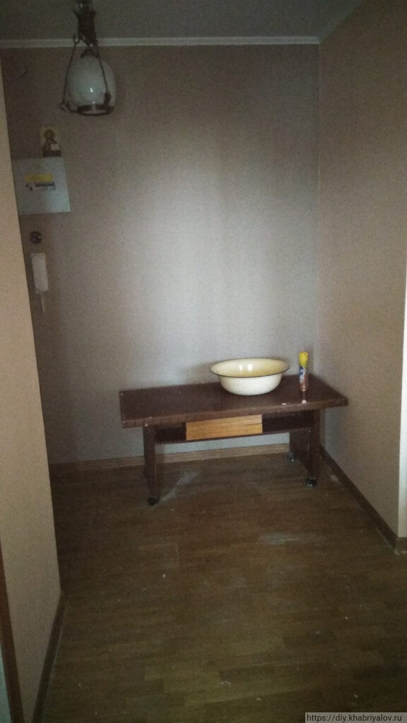 Коридор и стена прихожей в квартире дома П-44Т