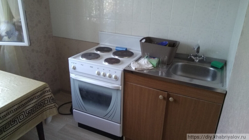 Плита и раковина на кухне в квартире дома П-44Т
