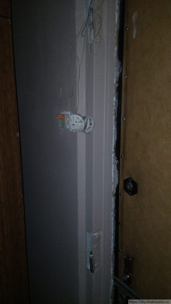 Пожарные датчики и кнопка в прихожей в квартире дома П-44Т