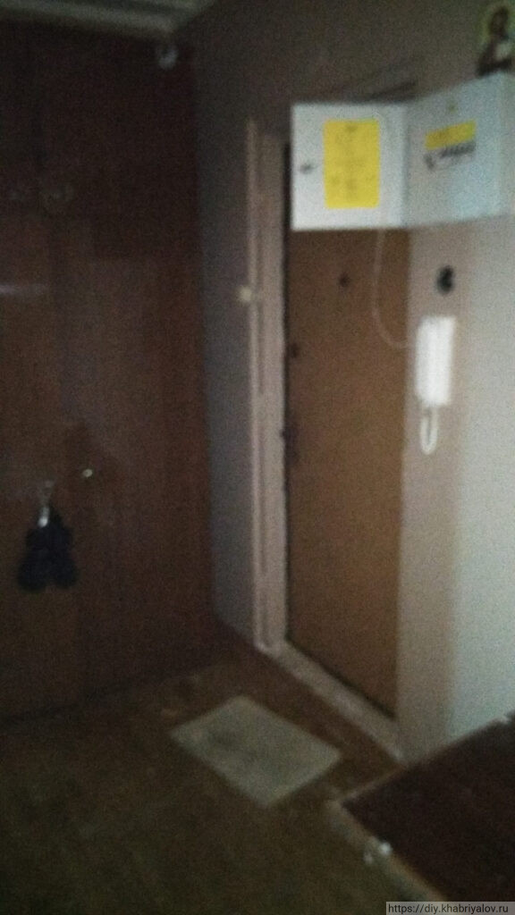 Прихожая и входная дверь в квартире дома П-44Т