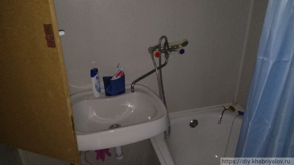 Раковина и ванна в квартире дома П-44Т