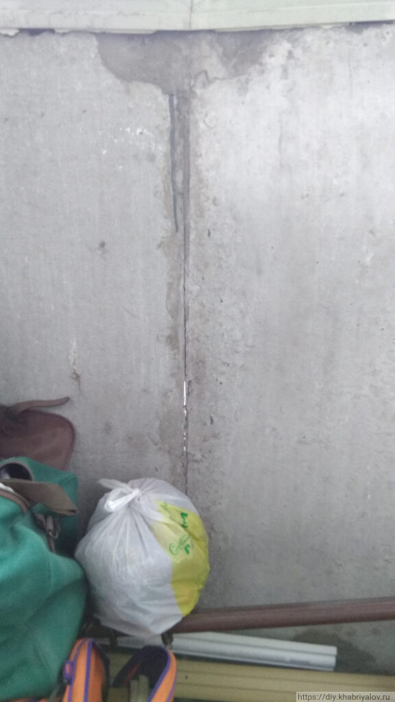 Щель между плитами ограждения балкона Лодочка дома П-44Т