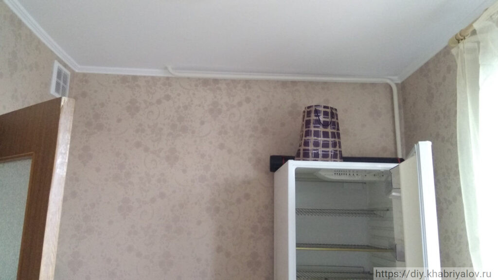 Труба отопления на кухне в квартире дома П-44Т