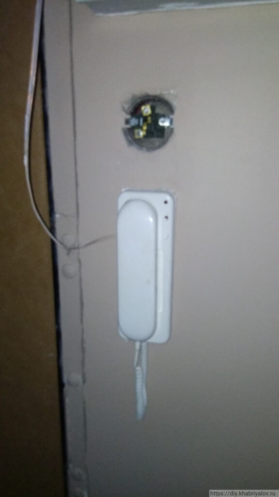 Трубка домофона в прихожей в квартире дома П-44Т