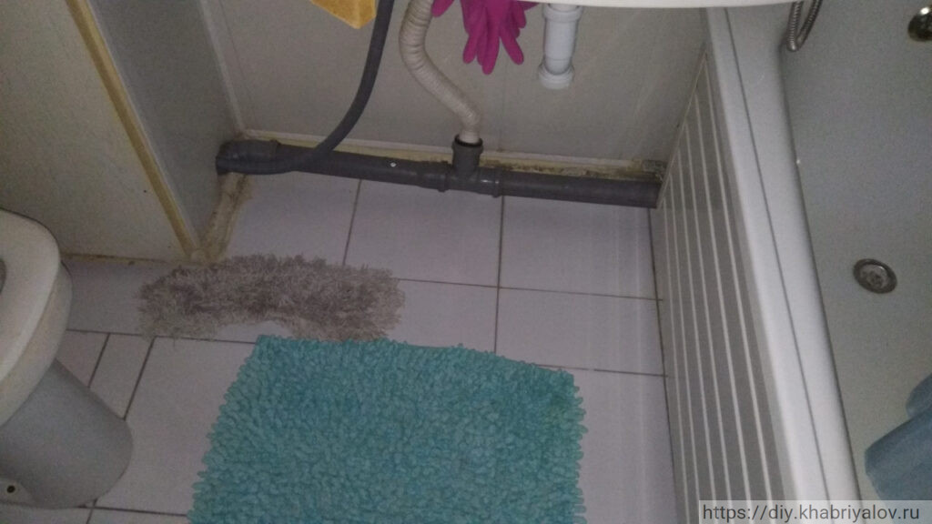 Трубы под раковиной в санузле в квартире дома П-44Т