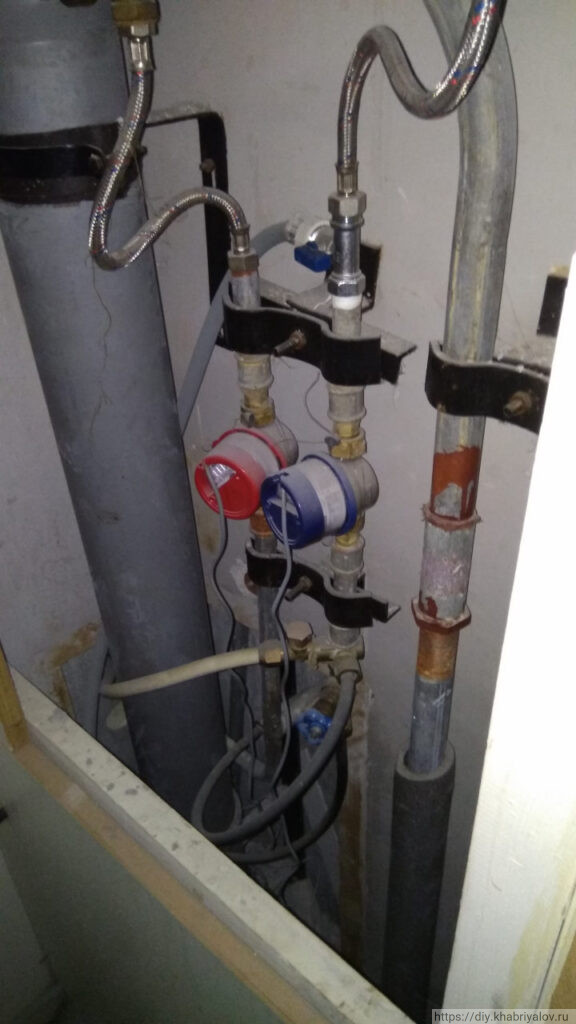 Внутри сантехнического шкафа в квартире в доме П-44Т