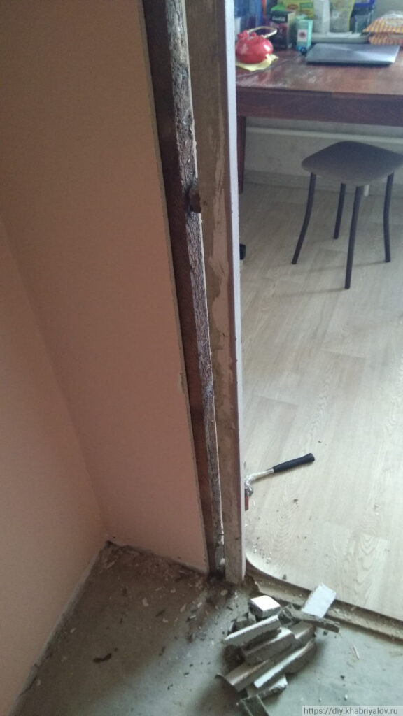 Демонтаж дверной коробки со стороны коридора в доме П-44Т