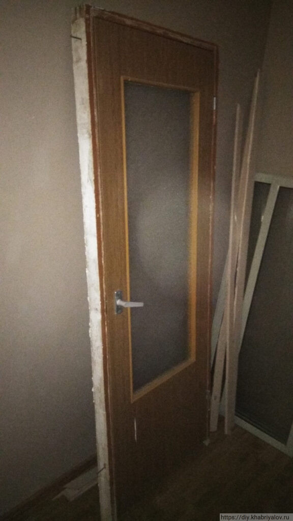 Демонтированная дверь кухни в доме П-44Т