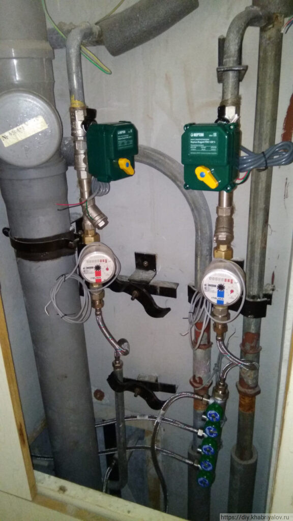 Краны NEPTUN и счетчики горячей и холодной воды ITELMA в сантехническом шкафу