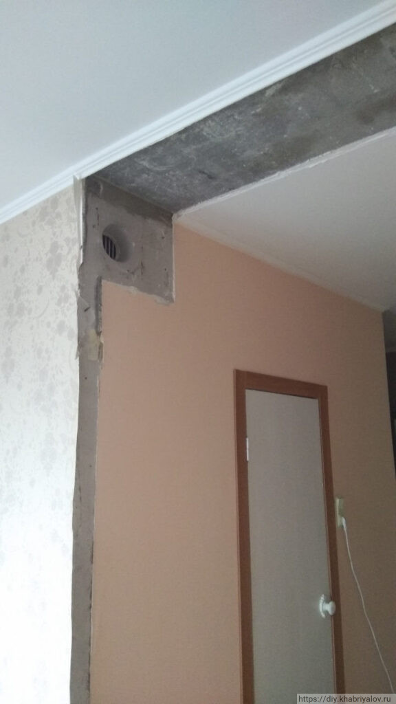 Перегородка разобрана на кухне в доме П-44Т (вид на санузел)