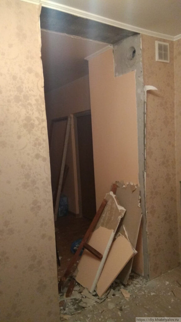 Разобранная перегородка в виде строительного мусора в доме П-44Т