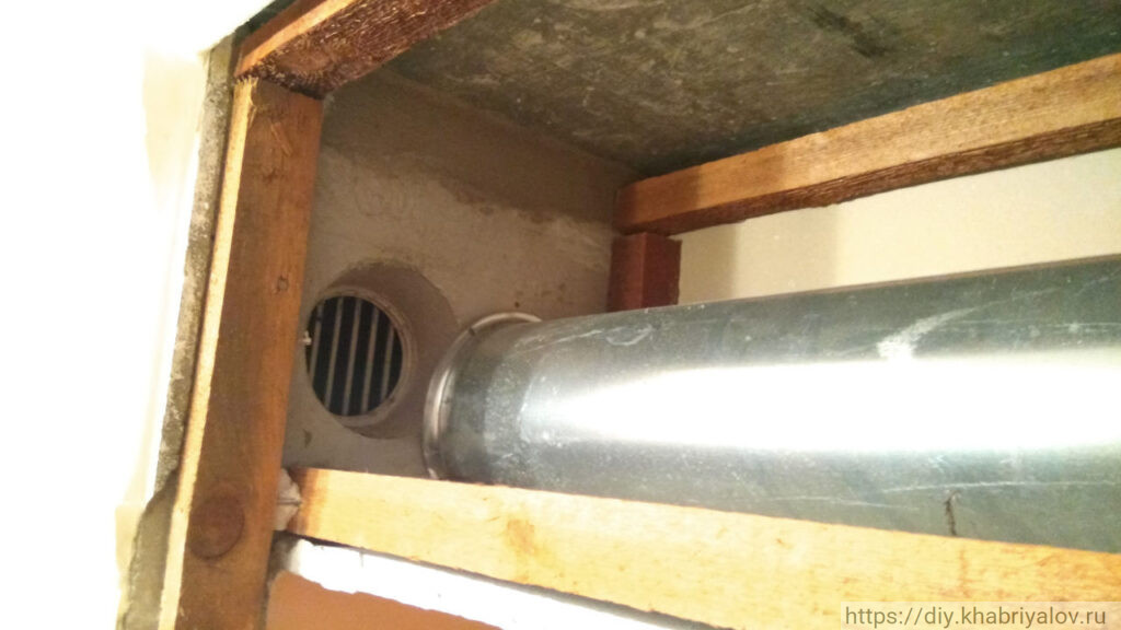 Вентиляционная труба санузла в смещённом состоянии вид слева
