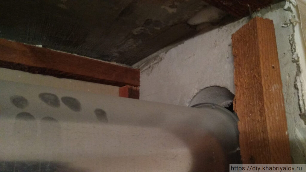 Вентиляционная труба санузла вид справа