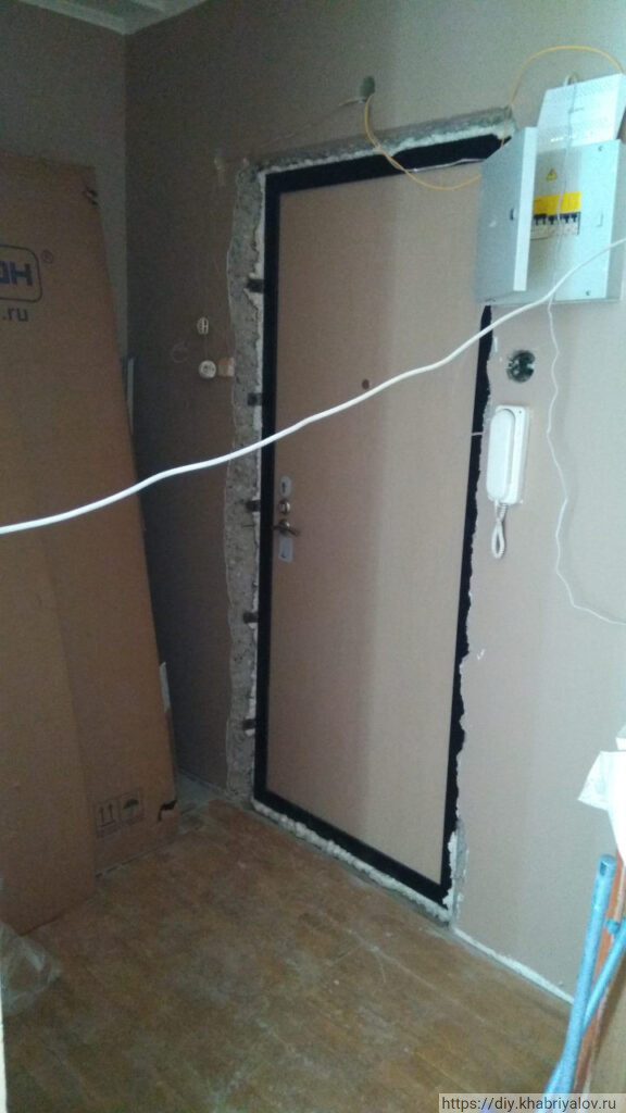 Новая входная дверь в прихожей дома П-44Т