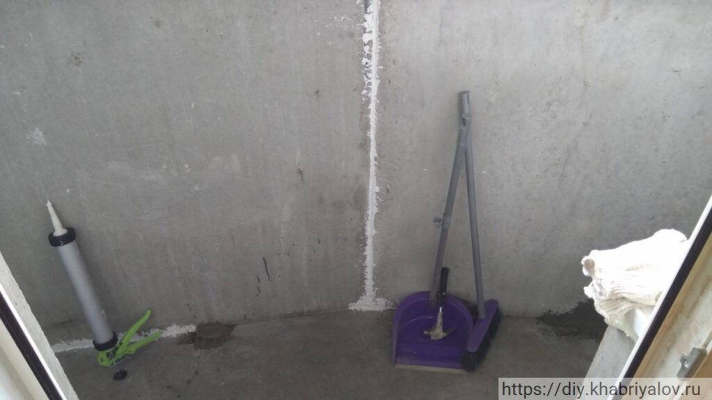 Герметизация стыка плит ограждения балкона дома П-44Т (вид изнутри)