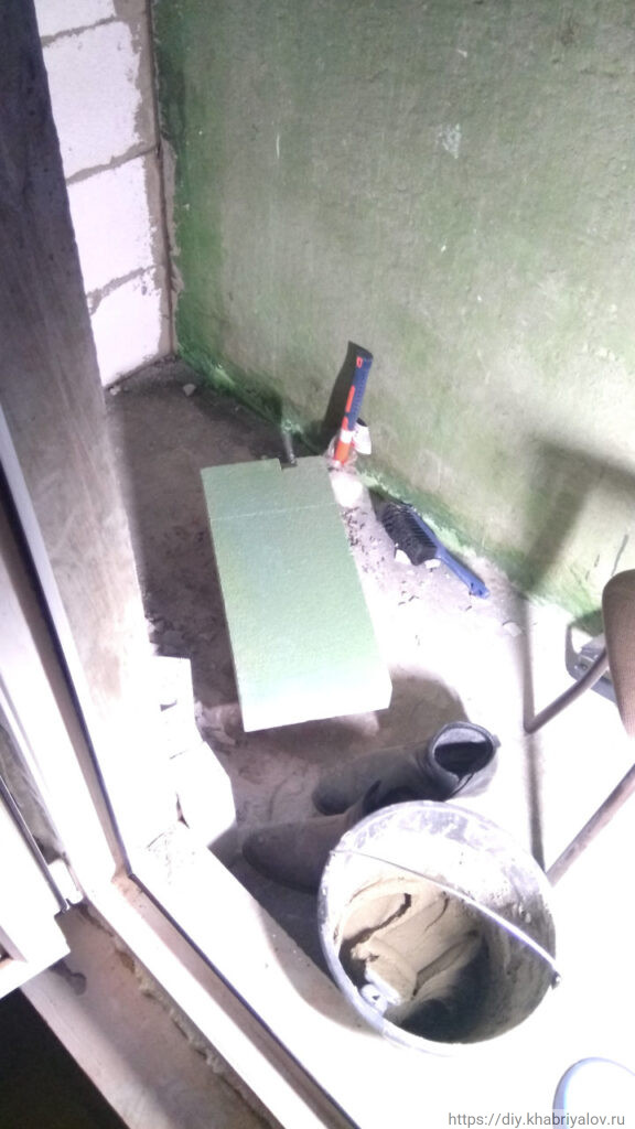 Подготовка клея для установки газоблока при возведении перегородки на балконе дома П-44Т