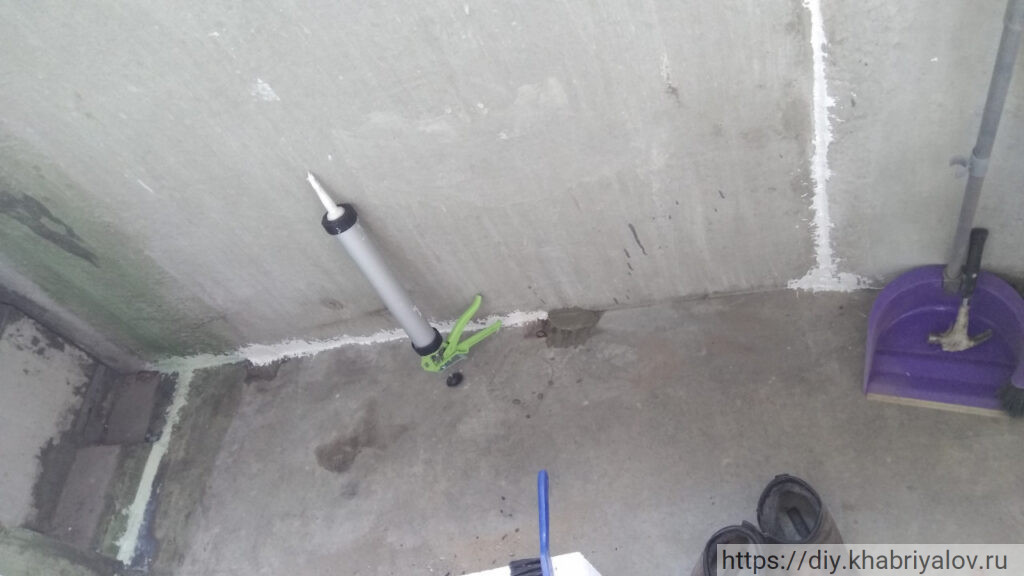 Заделка щелей и герметизация балкона дома П-44Т