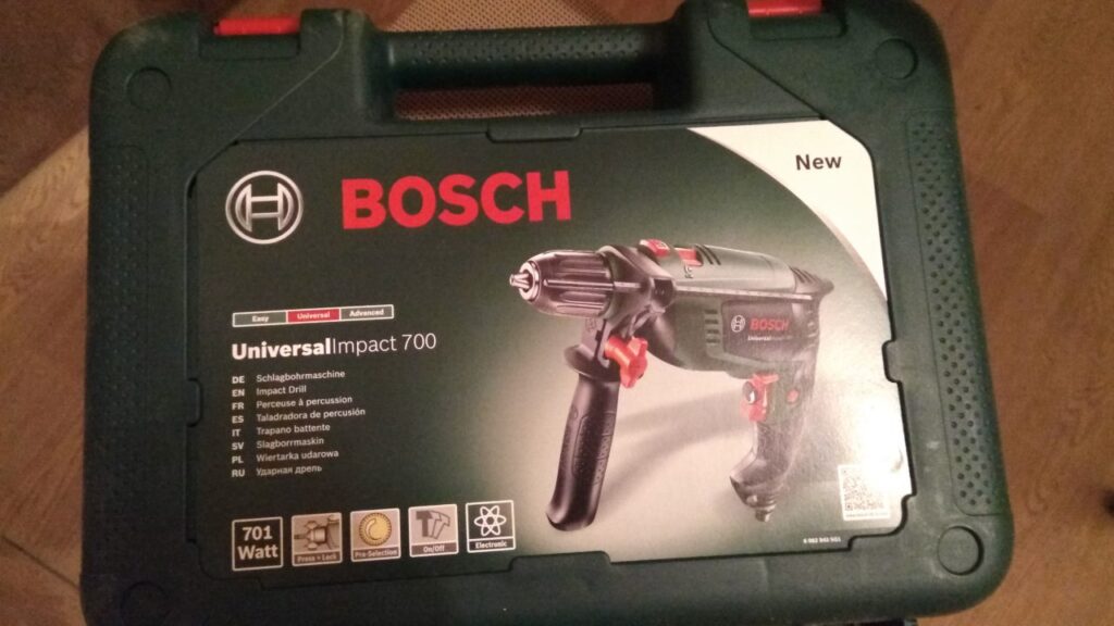 Кейс с ударной электрической дрелью BOSCH Universal Impact 700