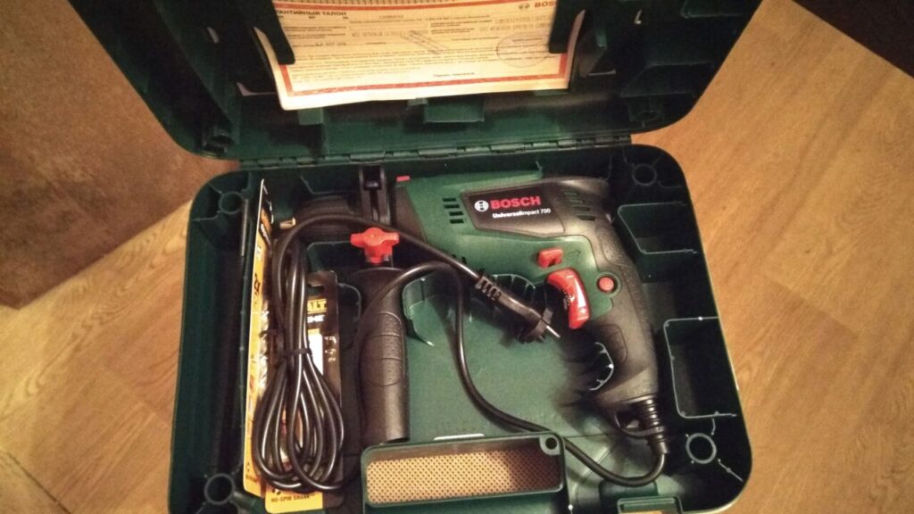 Электрическая ударная дрель BOSCH Universal Impact 700