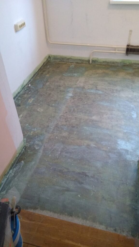 Первый слой обмазочной гидроизоляции на полу кухни