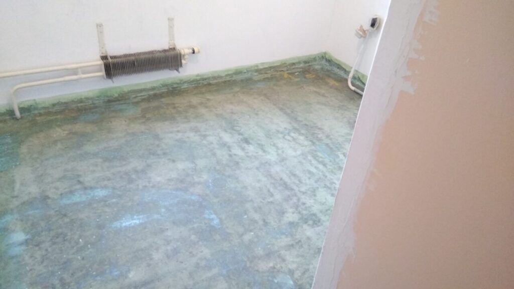 Первый слой обмазочной гидроизоляции