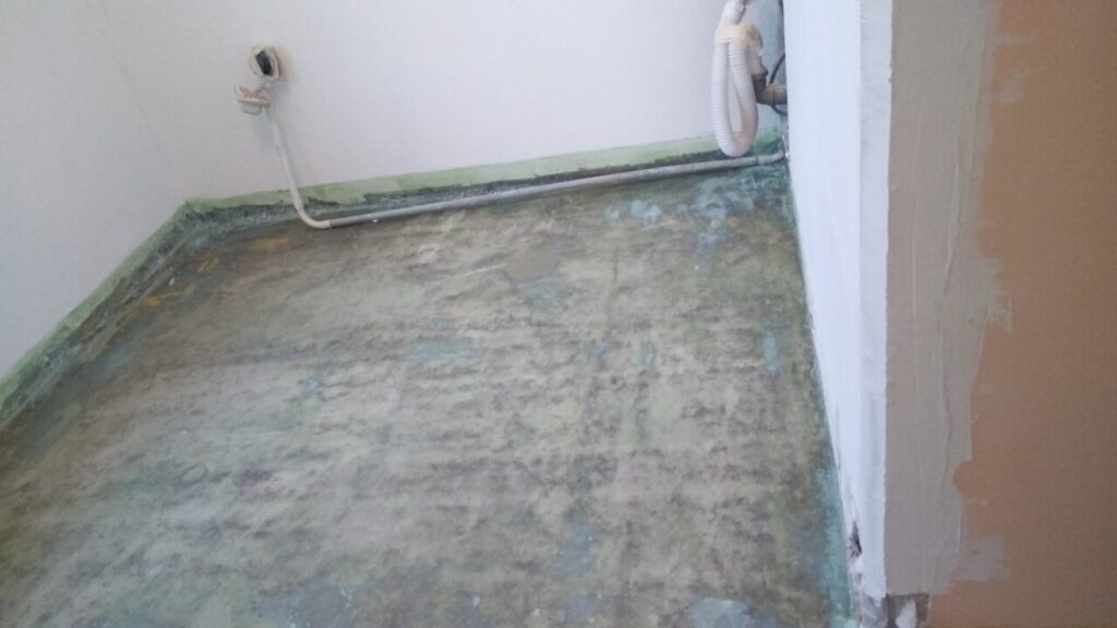 Первый слой обмазочной гидроизоляции