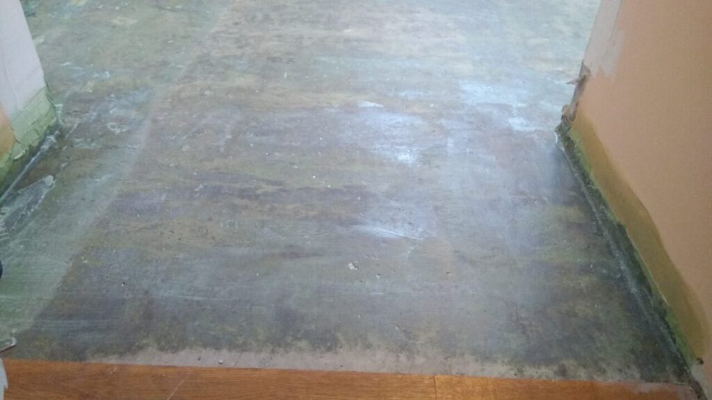 Переход из кухни в коридор. Первый слой обмазочной гидроизоляции