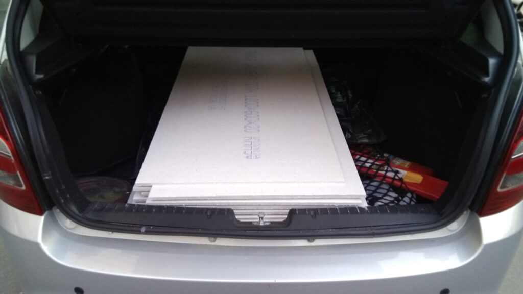 Листы КНАУФ-суперпол в багажнике автомобиля