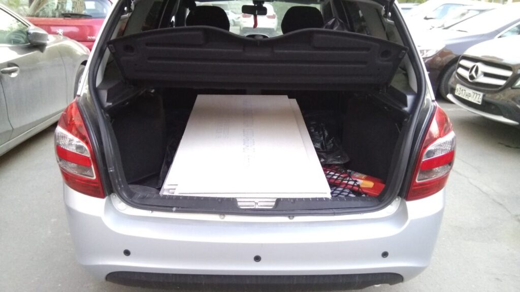 Листы КНАУФ-суперпол в багажнике автомобиля