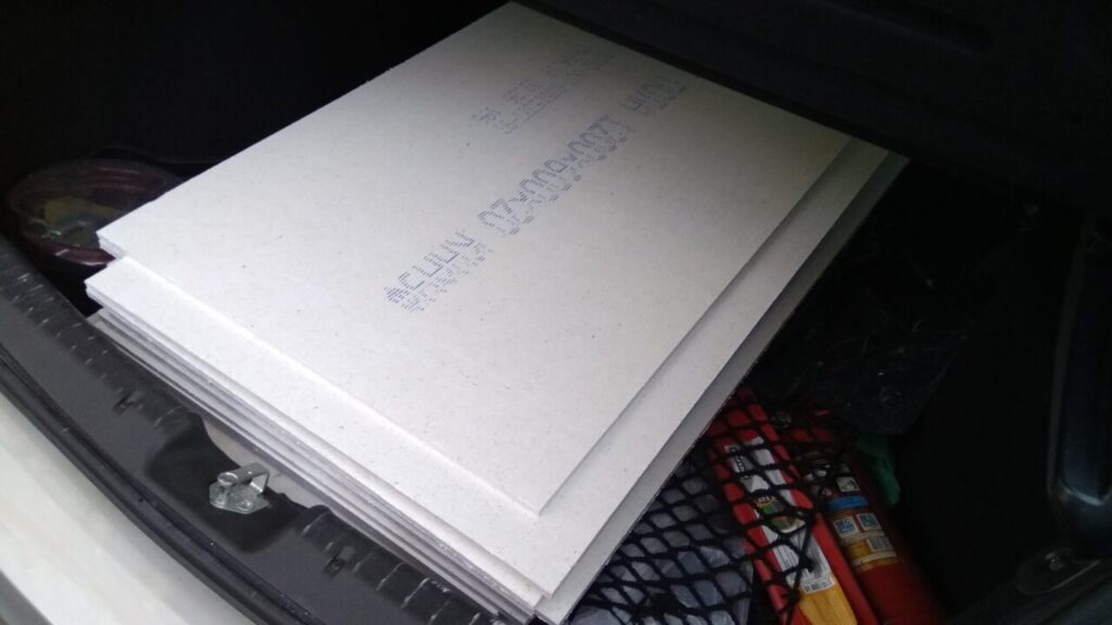 Листы КНАУФ-суперпол в багажнике автомобиля