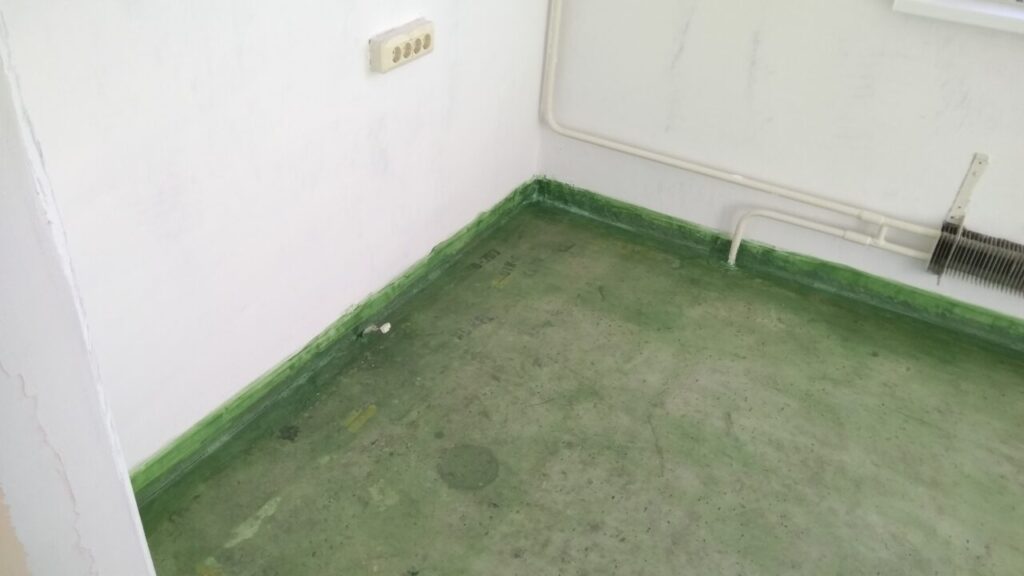 Под розеткой расположен провод от радиоточки. В точке выхода он тоже промазан герметиком.