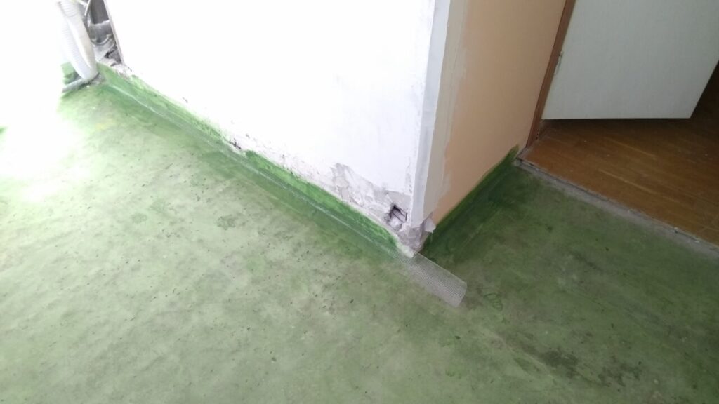 Укрепление углов сеткой-серпянкой в процессе гидроизоляции