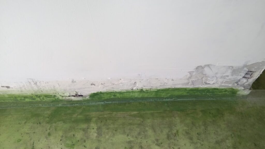 Повреждения стенки сантехкабины