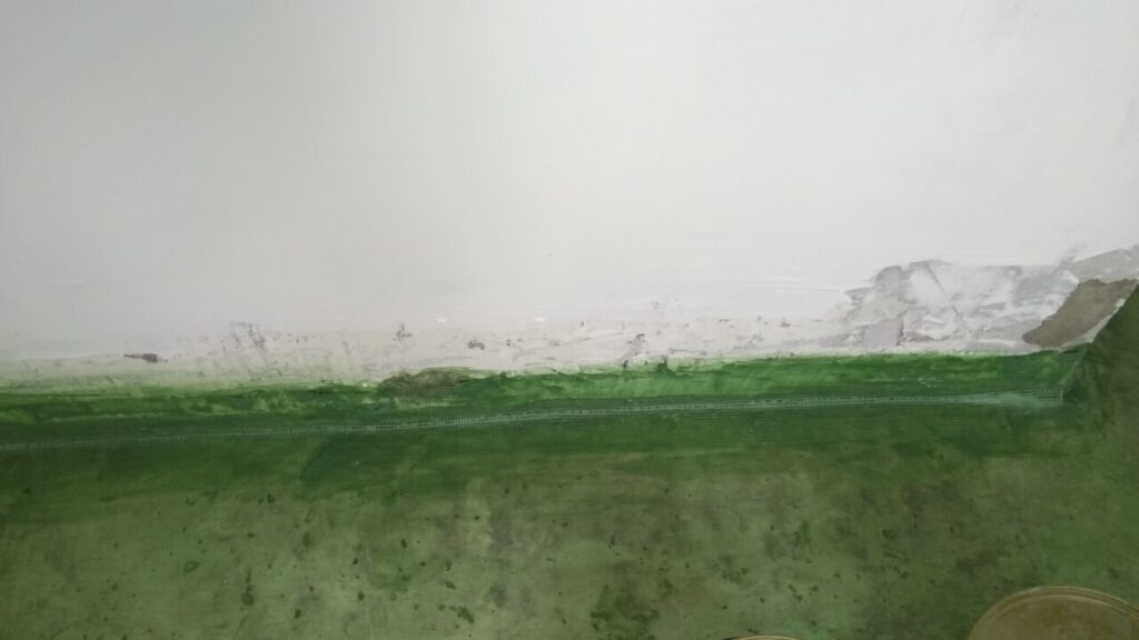 Устранение повреждений стенки сантехкабины цементной смесью