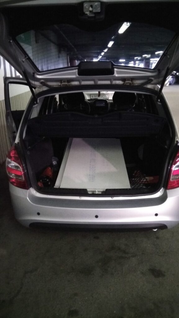 Листы КНАУФ-суперпол в багажнике автомобиля на парковке Леруа Мерлен (09 мая 2019 года)