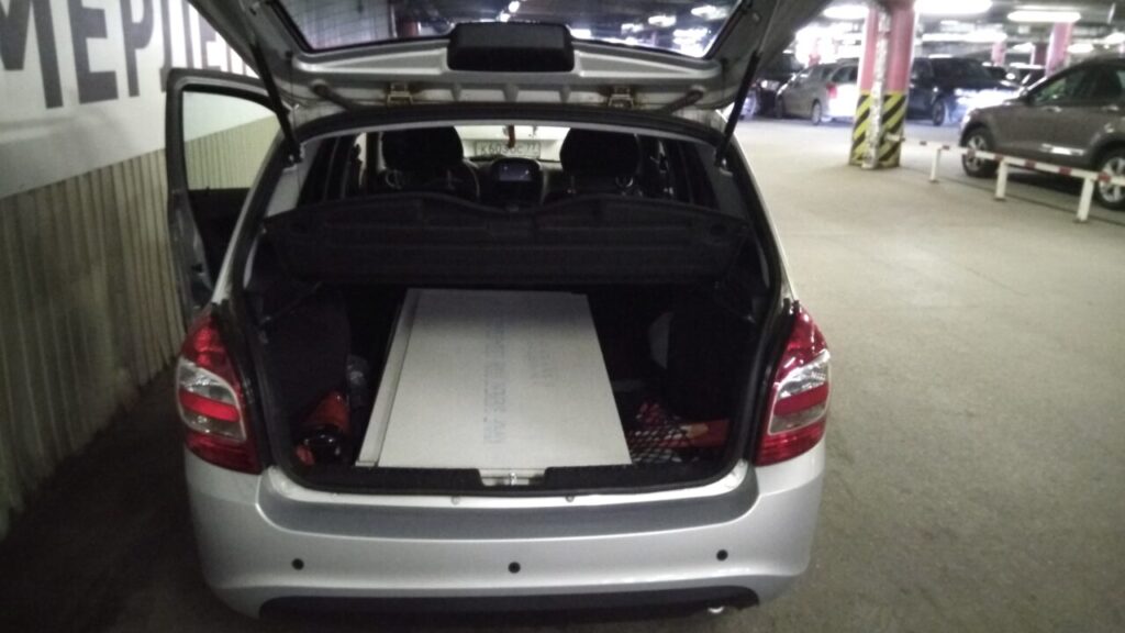 Листы КНАУФ-суперпол в багажнике автомобиля