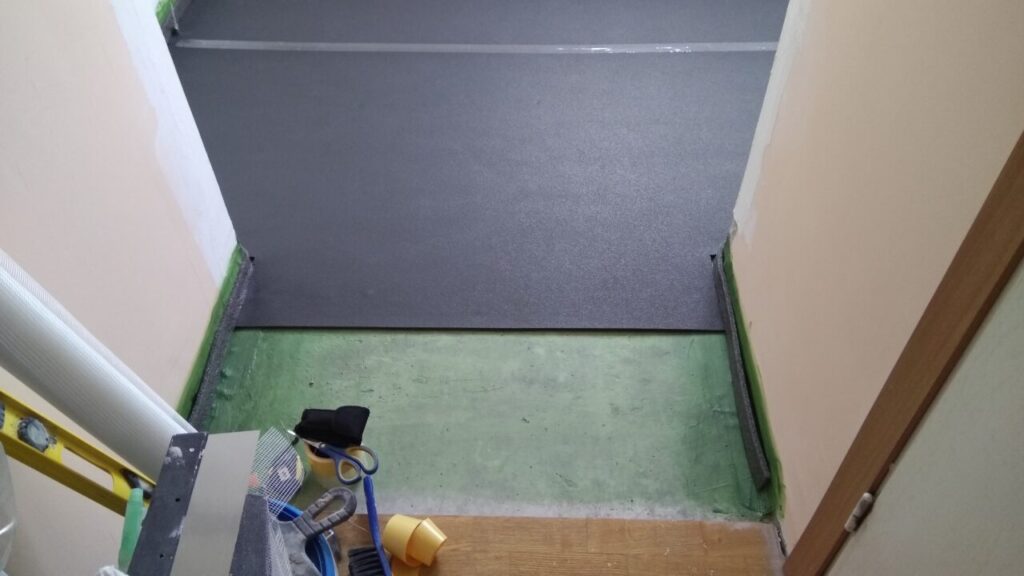 Укладка звукоизоляции Пенолон Акустик на кухне