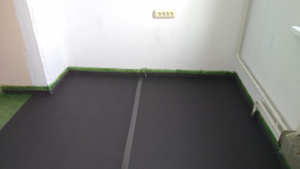 Укладка звукоизоляции Пенолон Акустик на кухне