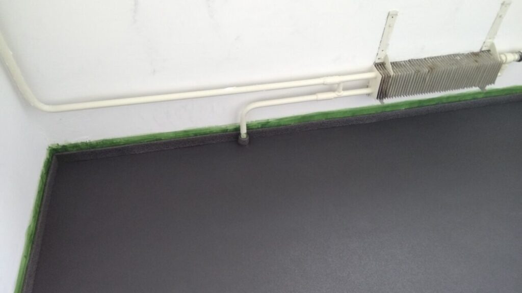 Укладка звукоизоляции Пенолон Акустик на кухне