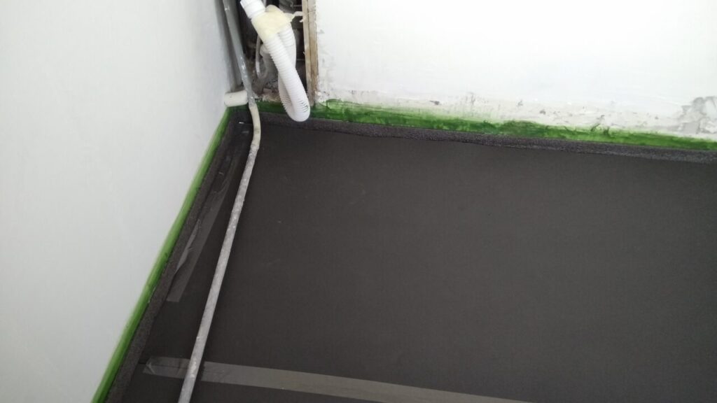 Укладка звукоизоляции Пенолон Акустик на кухне