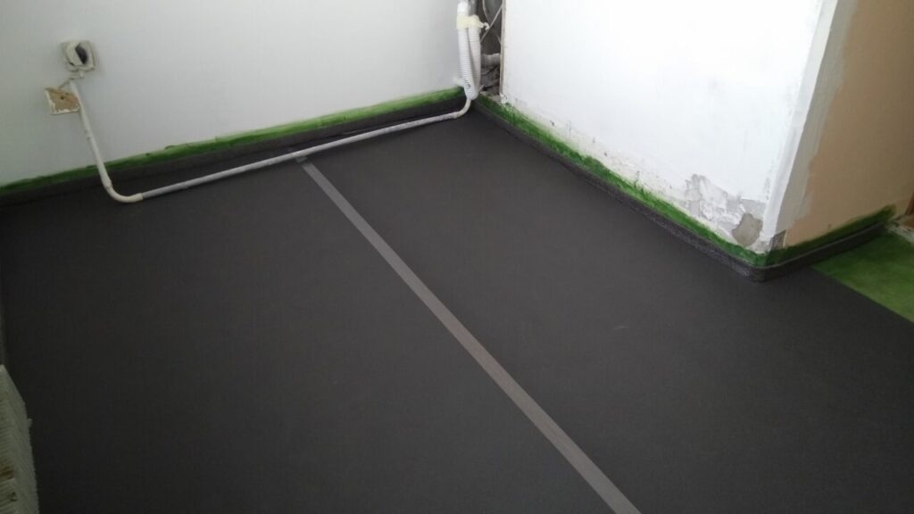 Укладка звукоизоляции Пенолон Акустик на кухне