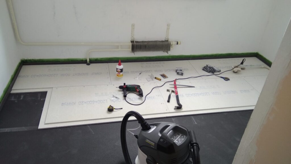 Процесс укладки чернового пола на кухне