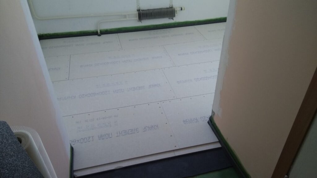 Черновой пол из листов КНАУФ-суперпол на кухне