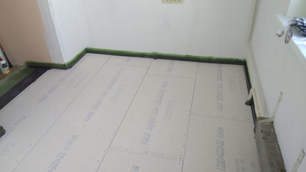 Черновой пол из листов КНАУФ-суперпол на кухне