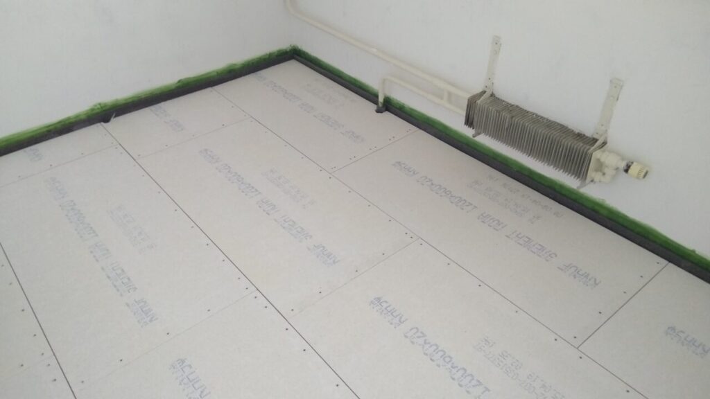 Черновой пол из листов КНАУФ-суперпол на кухне