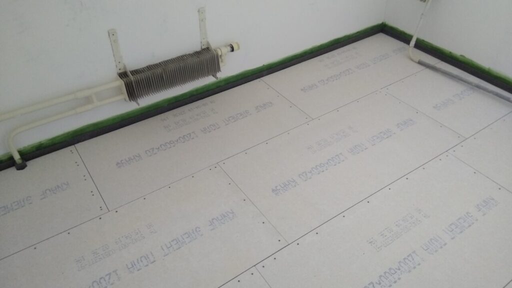 Черновой пол из листов КНАУФ-суперпол на кухне