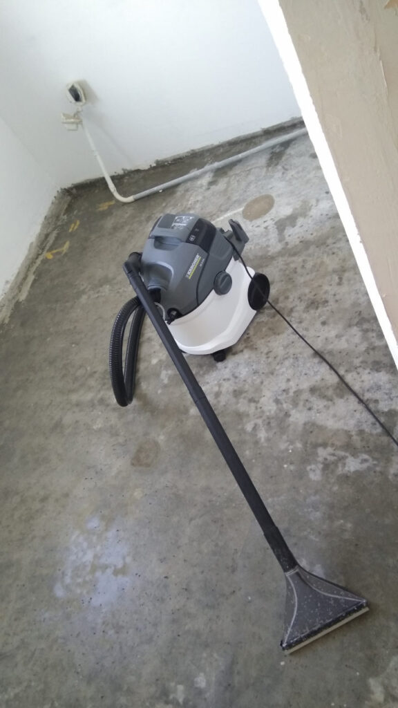 Мойка пола кухни моющим пылесосом Karcher SE 6.100