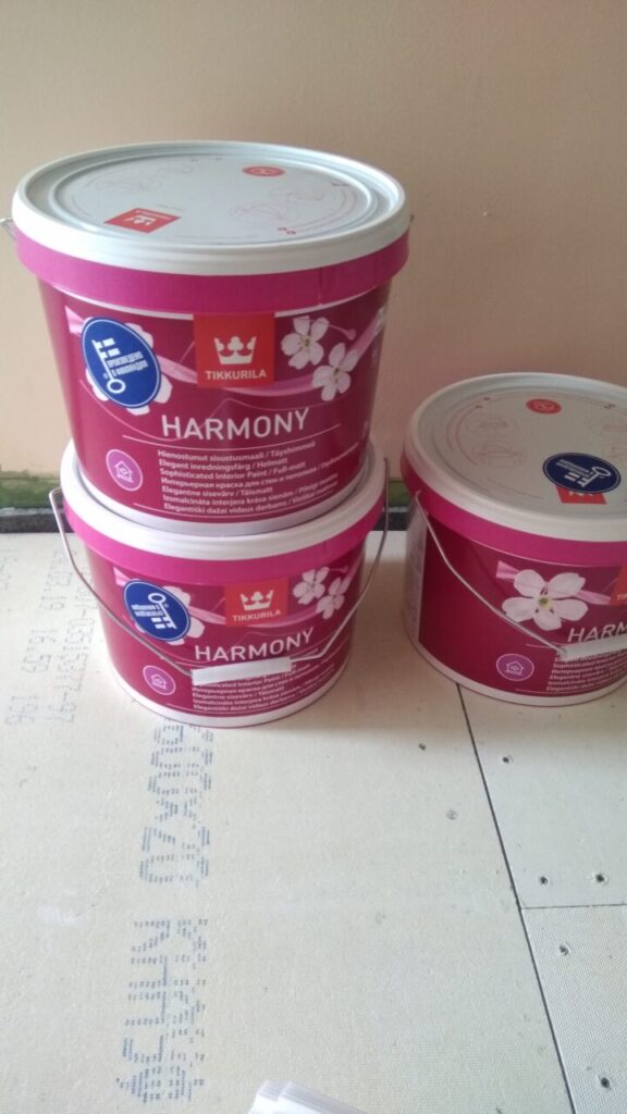 Вёдра с белой краской Tikkurila Harmony